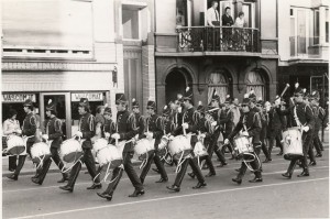 1971 Drumband straatoptreden